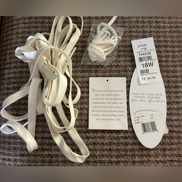 Used wedding gown. - Picture 12 of 15